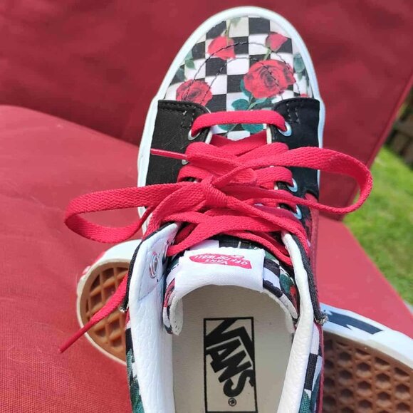 Vans Customs: 'Off the Wall', Roses - Picture 7 of 14